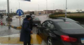 5 صور توثق جهود الشرطة أسفل مياه الأمطار لمساعدة المواطنين بالشوارع