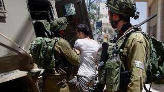 الاحتلال يعتقل 13 فلسطينيا من رام الله والخليل وبيت لحم ونابلس